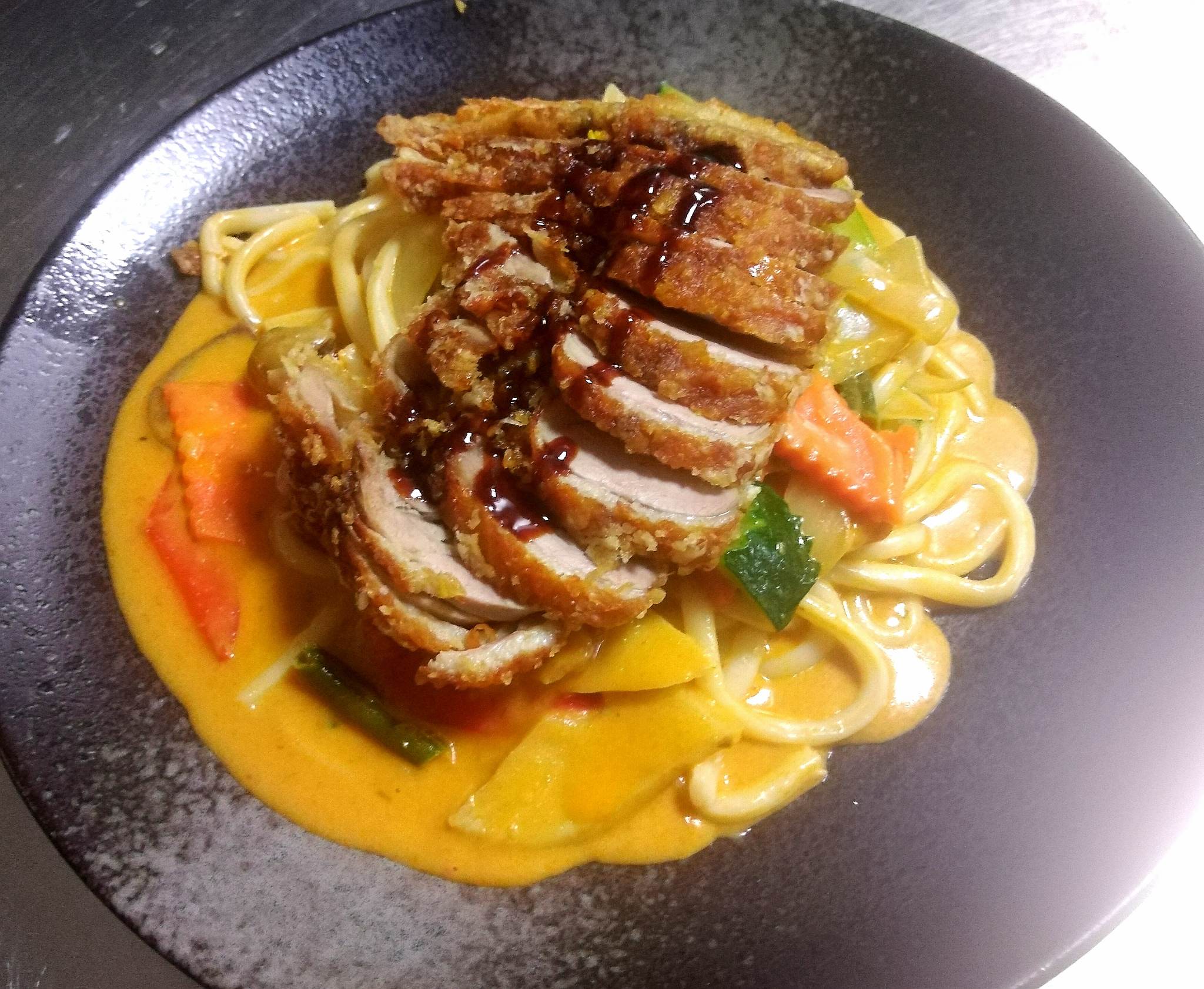 Udon-Nudeln mit Rinderfilet (scharf)